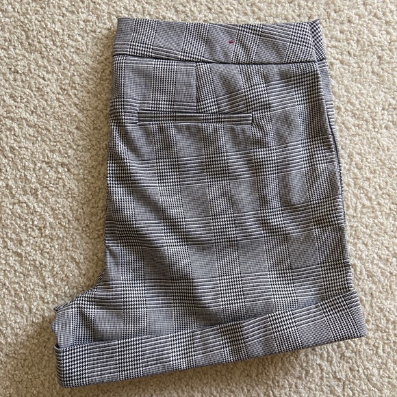 Cute plaid shorts (NWOT) - Picture 3 of 3